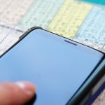競馬の予想で使う人が増えたパソコンやスマートフォン